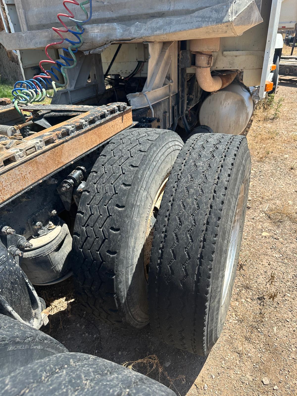 1999 Freightliner FLD120